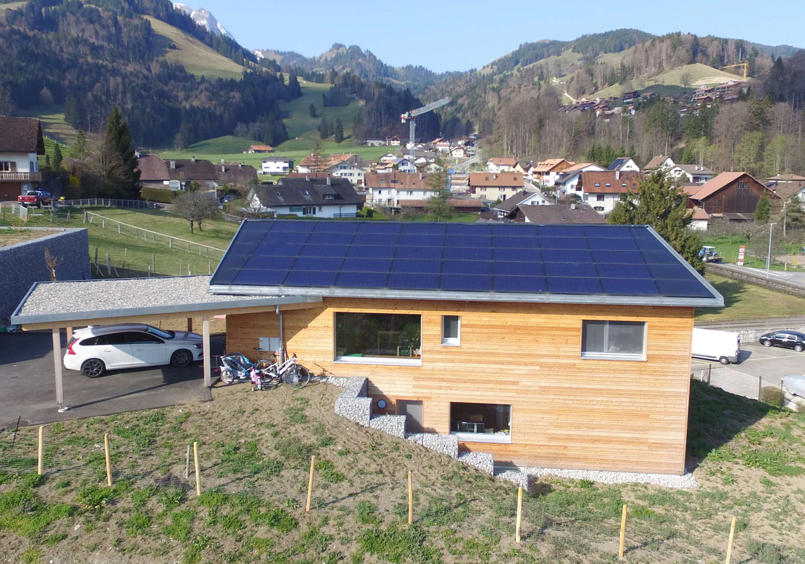 Une maison autonome en énergie grâce à la toiture photovoltaïque intégrée